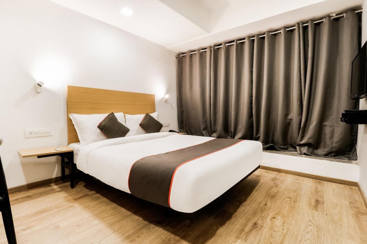 Oyo Townhouse 169 Aqua Corridor Hotel Bhatha Bagian luar foto